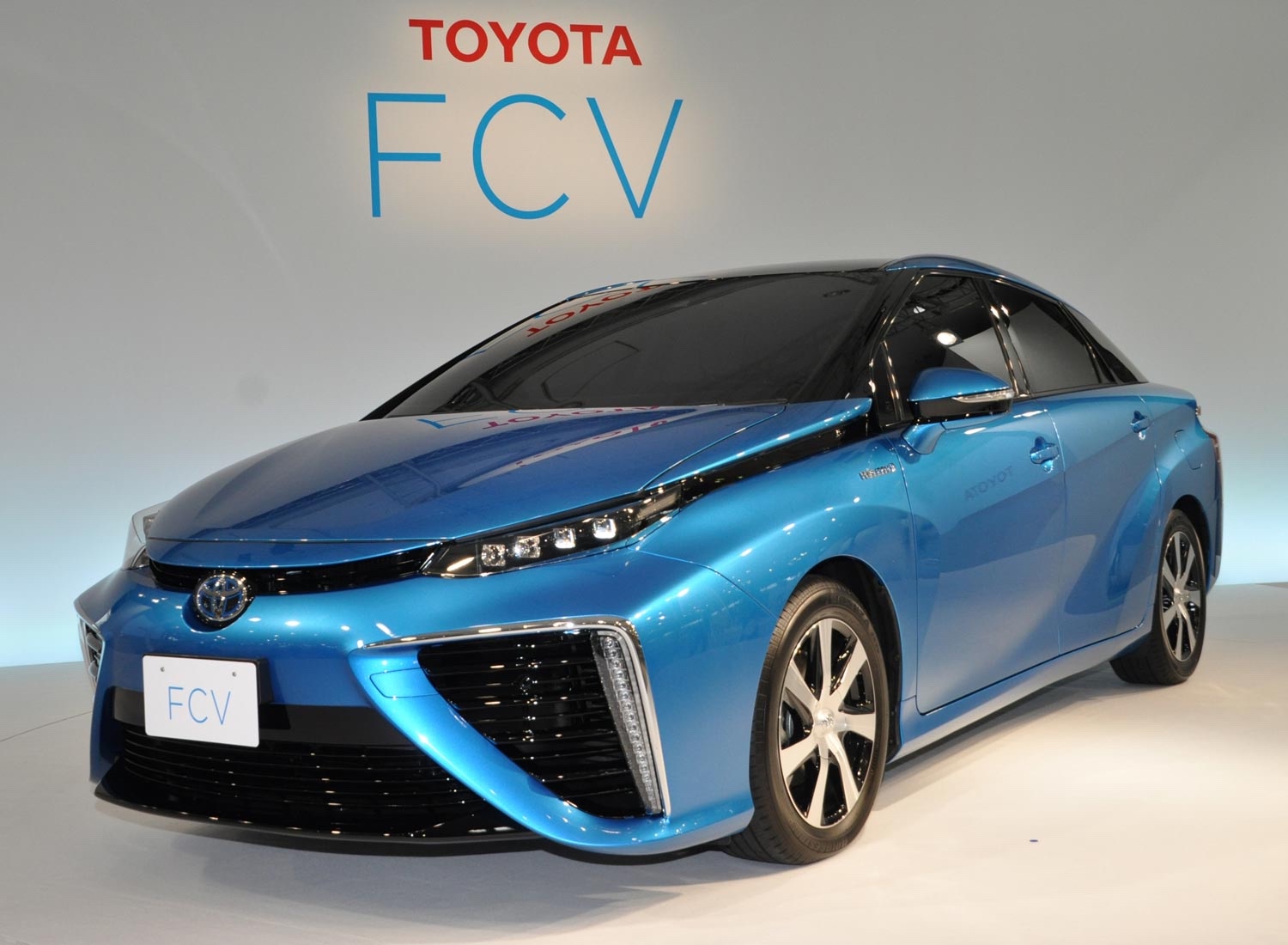 Toyota-Mirai-The-Future-Hydrogen-Fuel-cell-car-from-Toyota-2