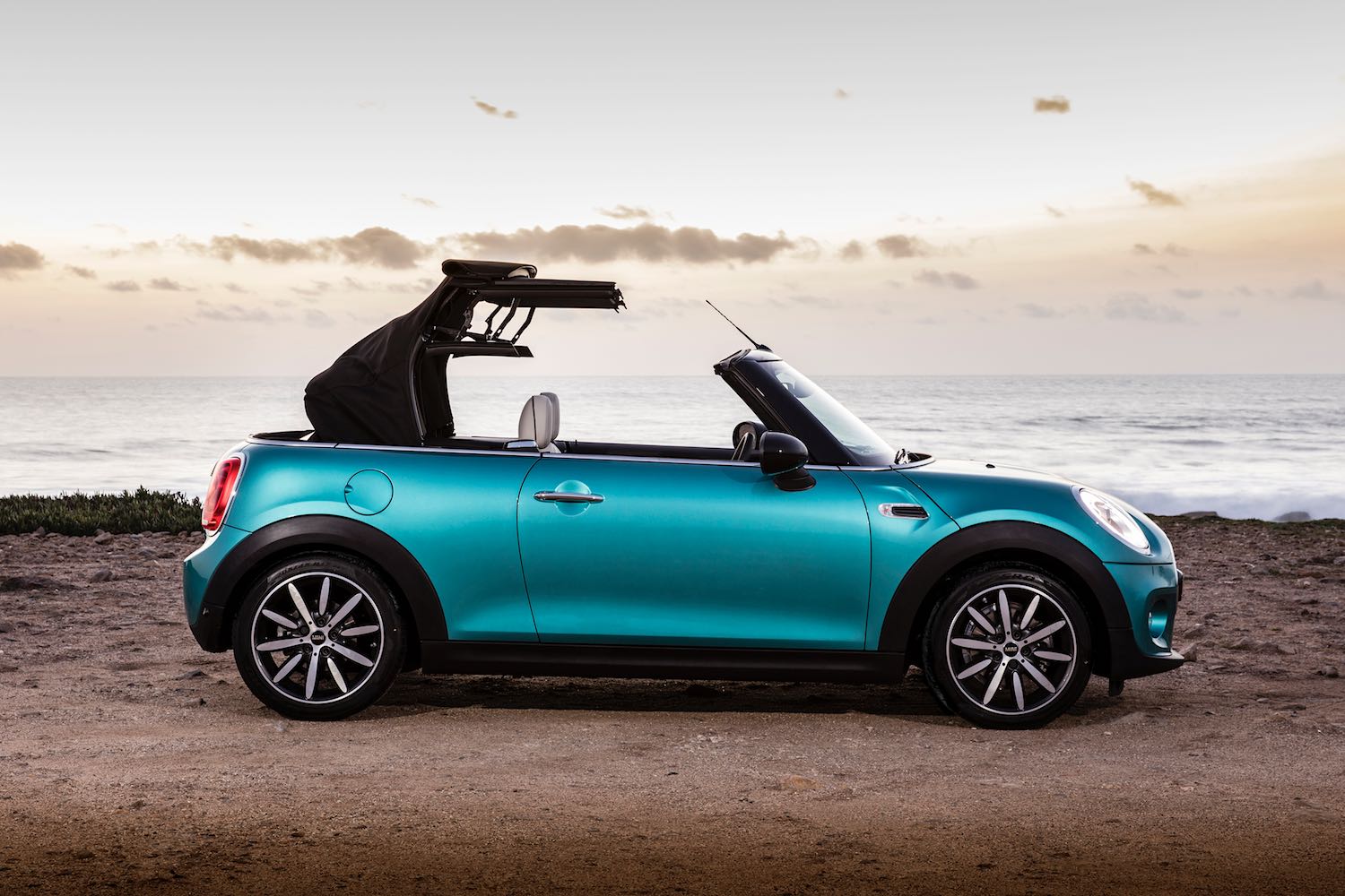 Neil Lyndon reviews the Best selling open top MINI Cooper Convertible for Drive 3