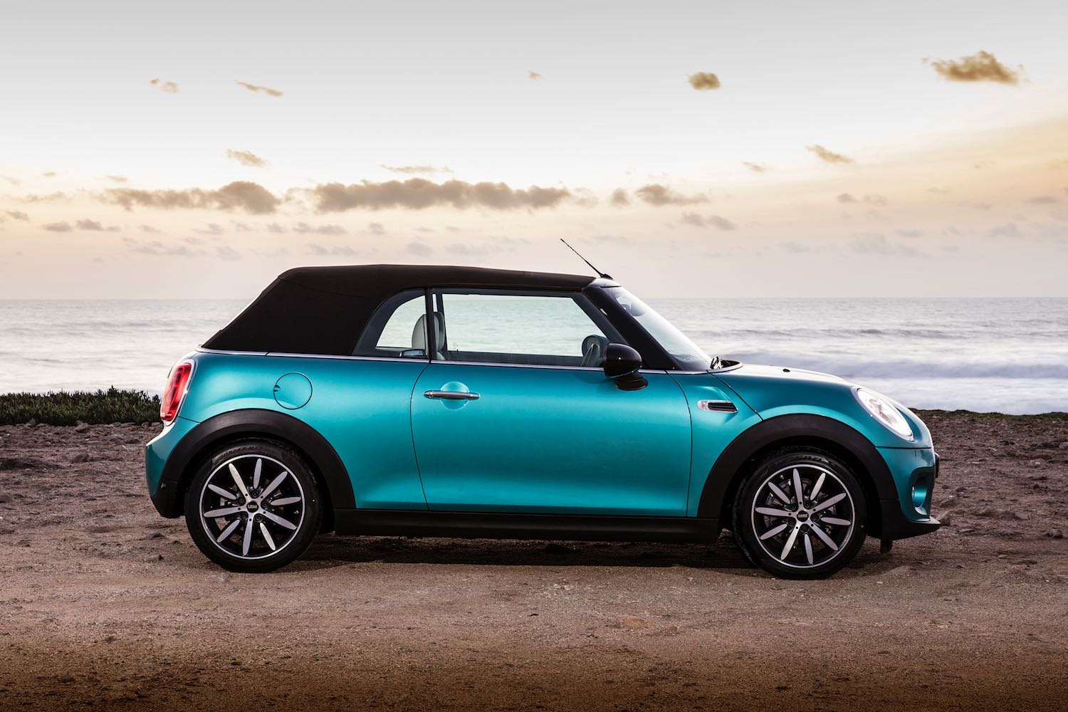 Neil Lyndon reviews the Best selling open top MINI Cooper Convertible for Drive 4
