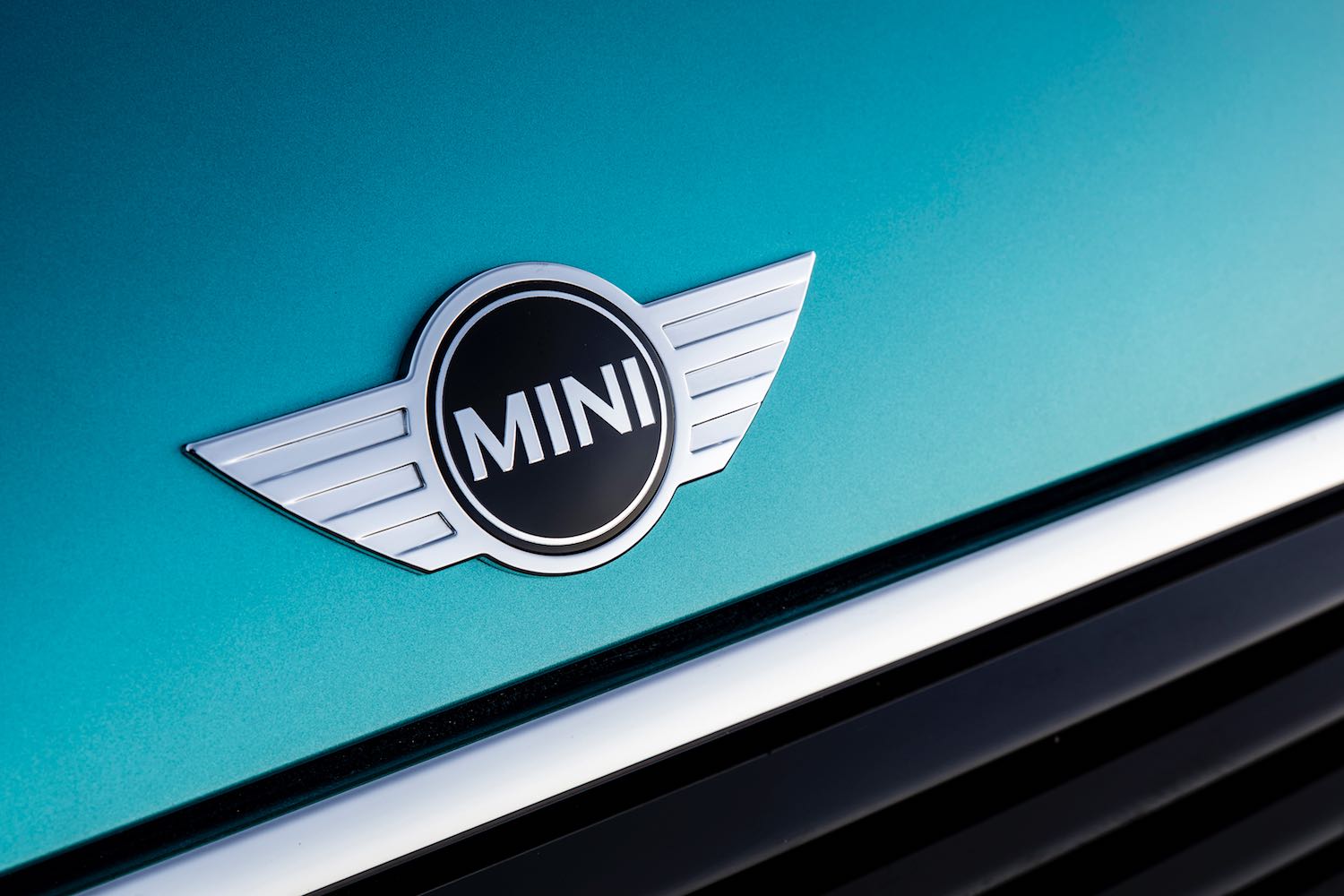 Neil Lyndon reviews the Best selling open top MINI Cooper Convertible for Drive 7