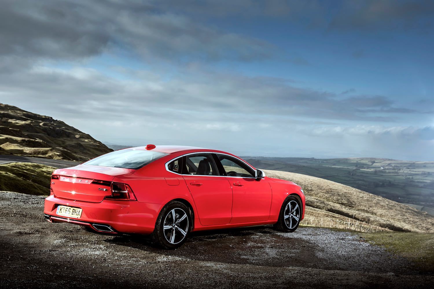 Neil-Lyndon-reviews the-Volvo S90 R Design for drive-15
