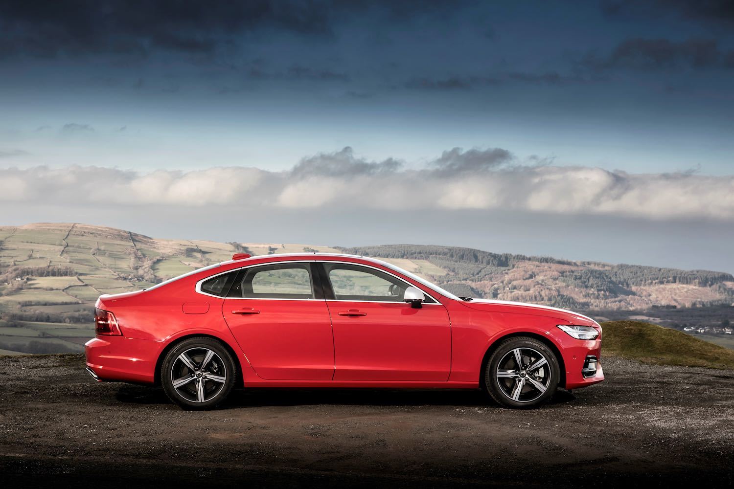 Neil-Lyndon-reviews the-Volvo S90 R Design for drive-18