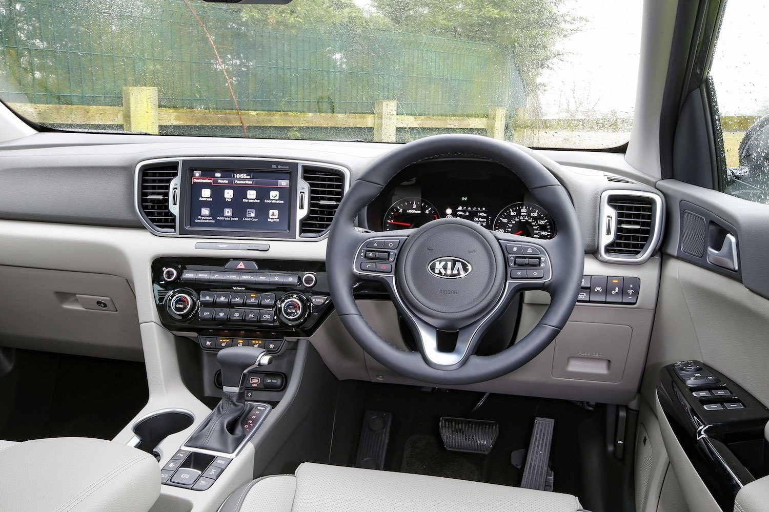 Neil Lyndon drives the cool New Kia Sportage car review by Drive 6