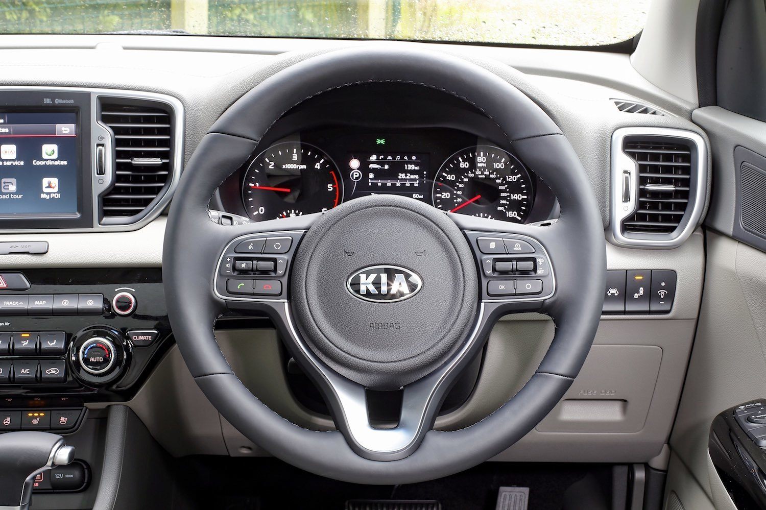 Neil Lyndon drives the cool New Kia Sportage car review by Drive 8