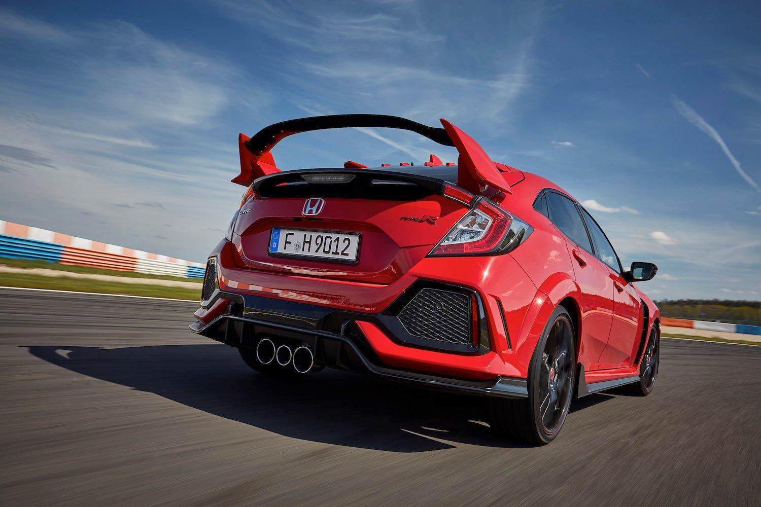 Tim Barnes-Clay reviews the 2018 Honda Civic Type R at the first drives 12