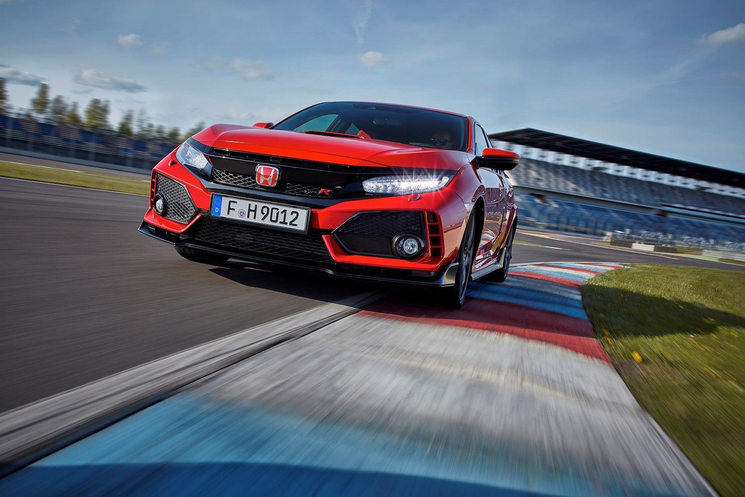 Tim Barnes-Clay reviews the 2018 Honda Civic Type R at the first drives 14