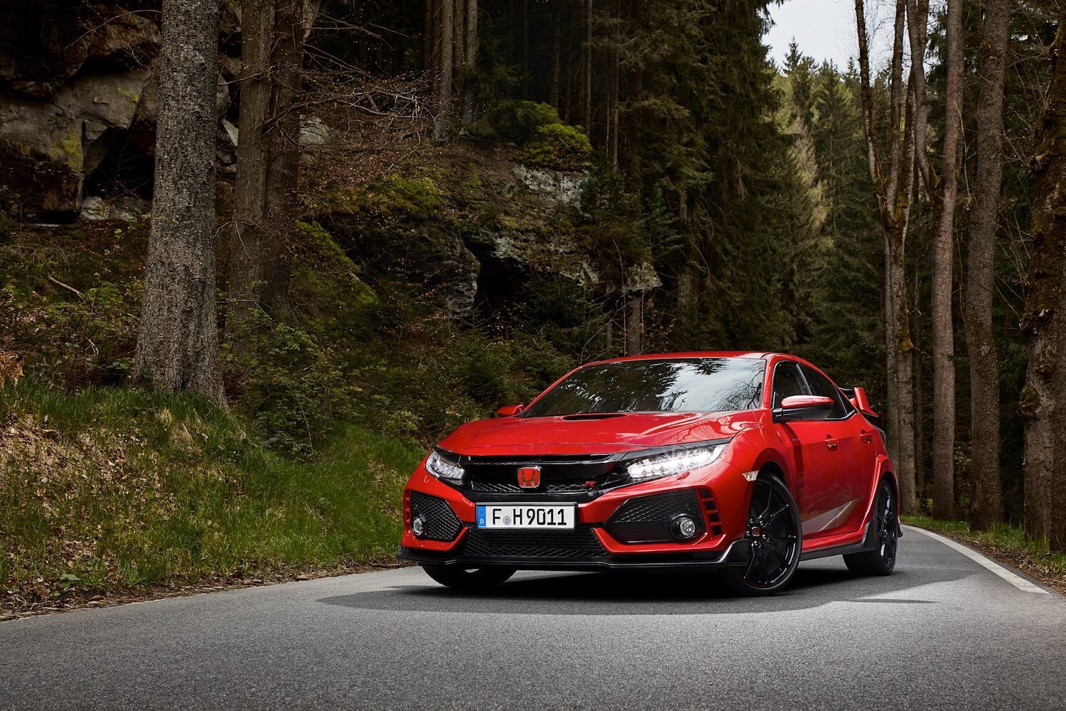 Tim Barnes-Clay reviews the 2018 Honda Civic Type R at the first drives 16
