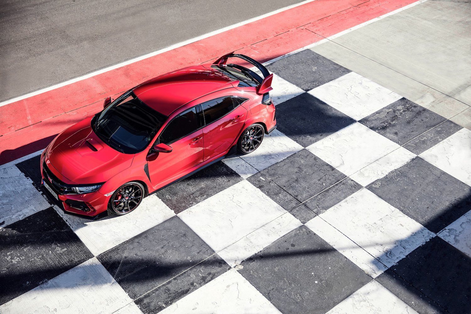Tim Barnes-Clay reviews the 2018 Honda Civic Type R at the first drives 19