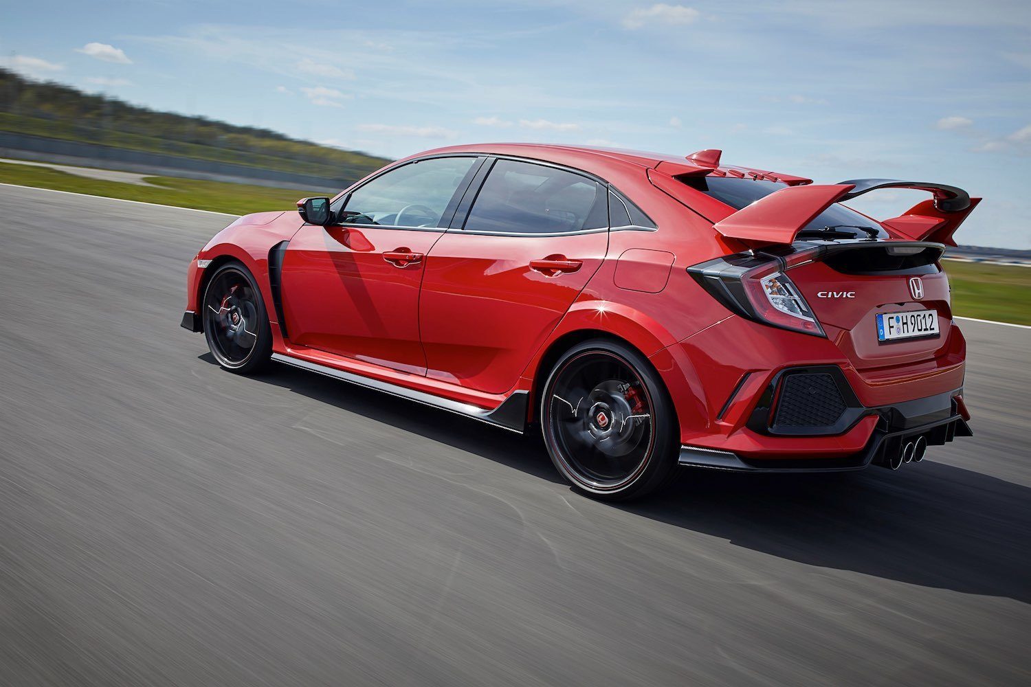 Tim Barnes-Clay reviews the 2018 Honda Civic Type R at the first drives 6