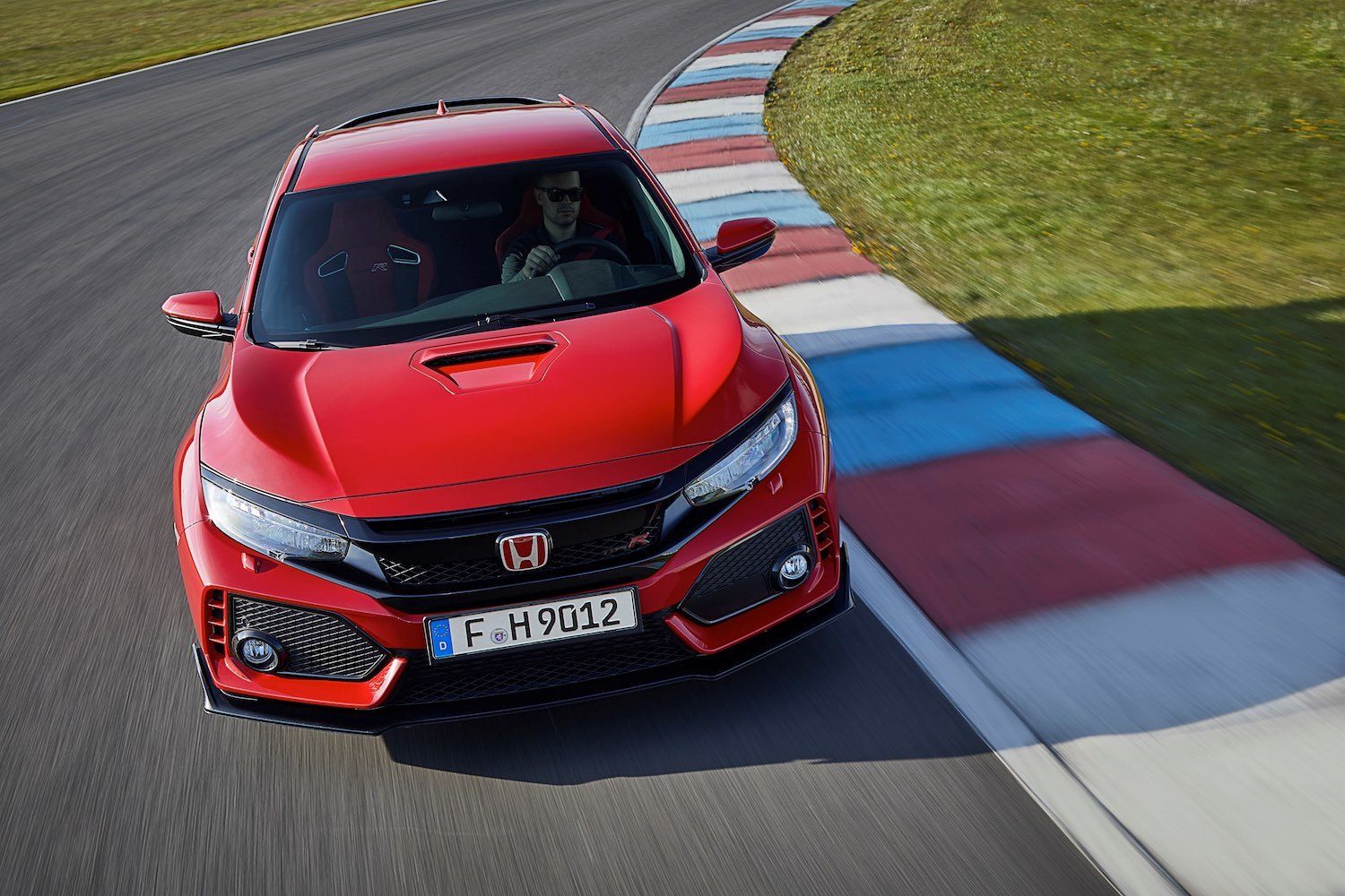 Tim Barnes-Clay reviews the 2018 Honda Civic Type R at the first drives 7