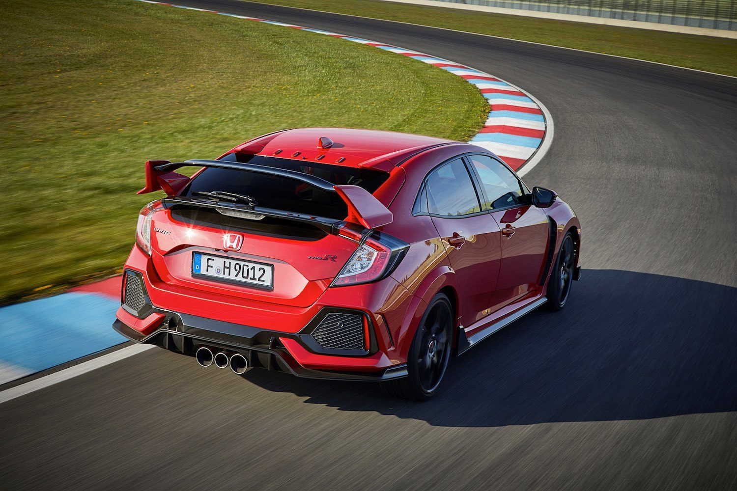 Tim Barnes-Clay reviews the 2018 Honda Civic Type R at the first drives 8