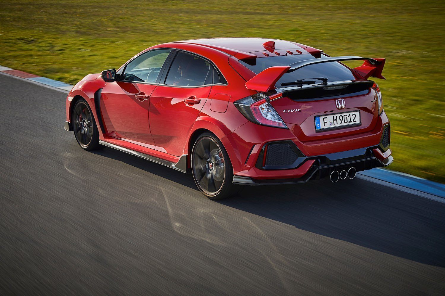 Tim Barnes-Clay reviews the 2018 Honda Civic Type R at the first drives 9