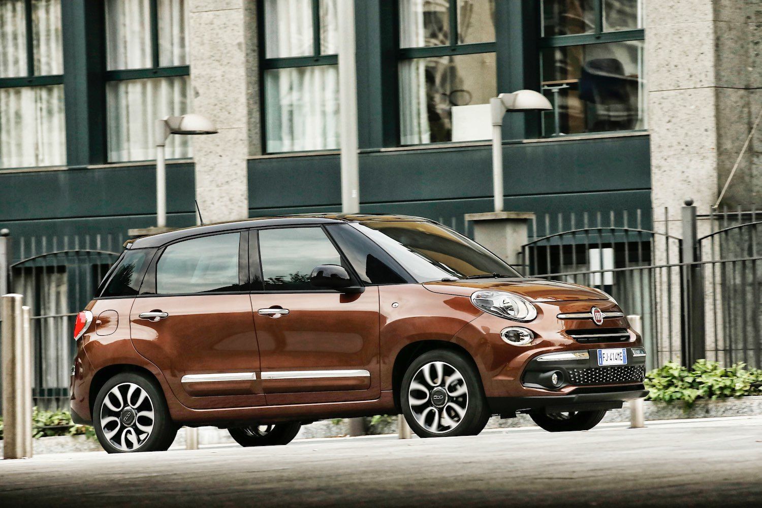 Tim Barnes-Clay reviews the New Fiat 500L from the first drive in Italy 16