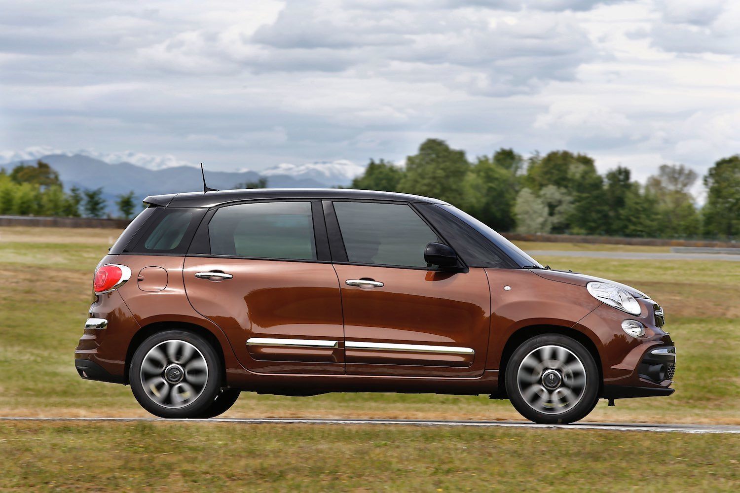 Tim Barnes-Clay reviews the New Fiat 500L from the first drive in Italy 2