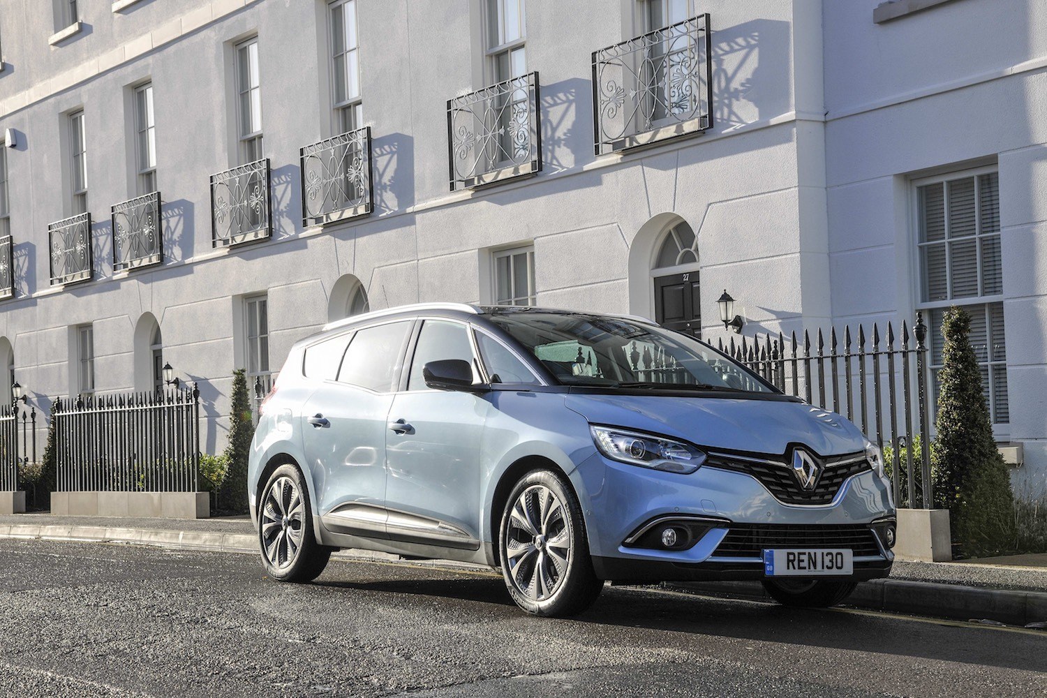 Neil Lyndon reviews the lates Renault Scenic for Drive 15