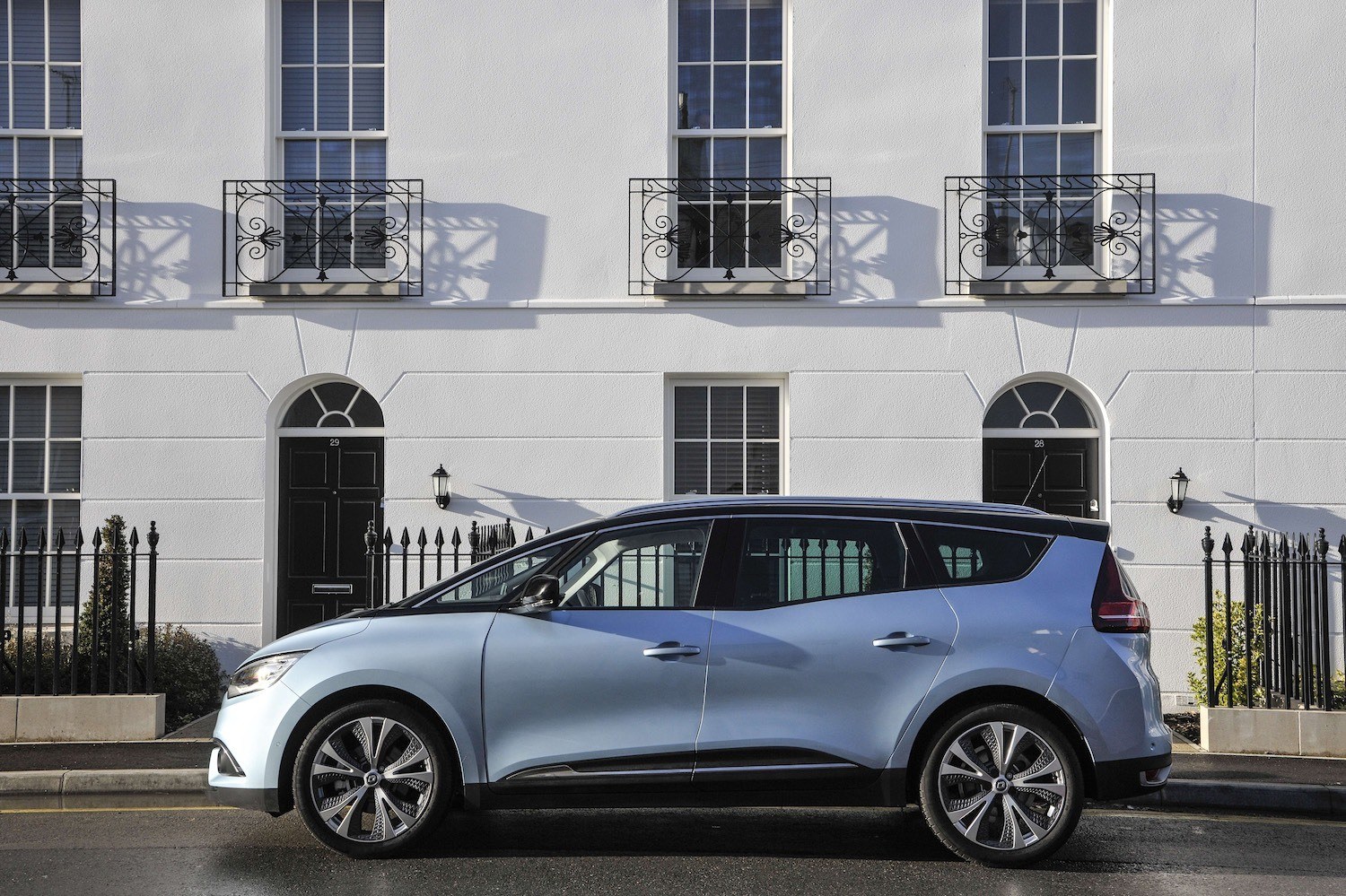 Neil Lyndon reviews the lates Renault Scenic for Drive 17