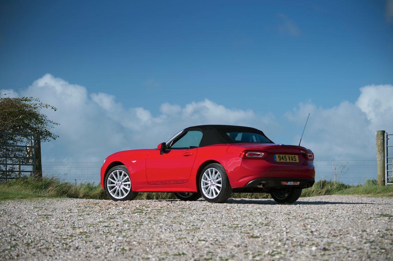 Tom Scanlan reviews the Fiat 124 Spider for Drive 11