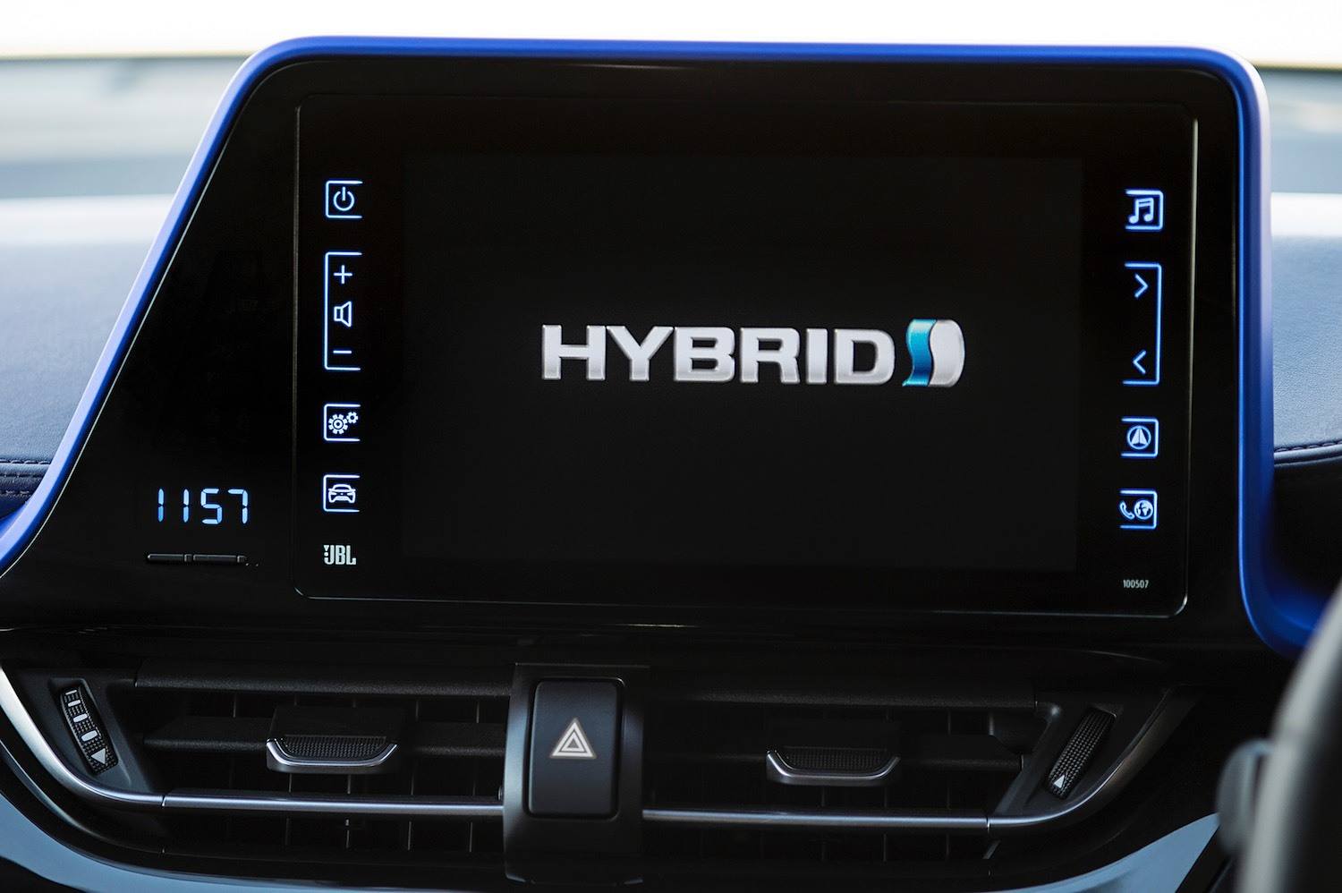Tom Scanlan reviews the Toyota C-HR Hybrid for Drive 8