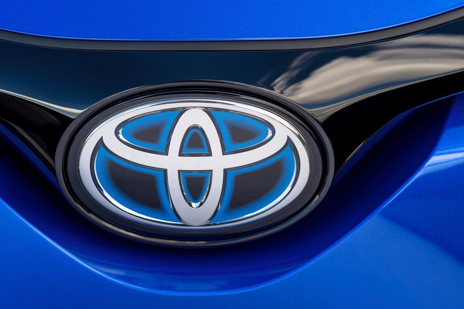 Tom Scanlan reviews the Toyota C-HR Hybrid for Drive 9