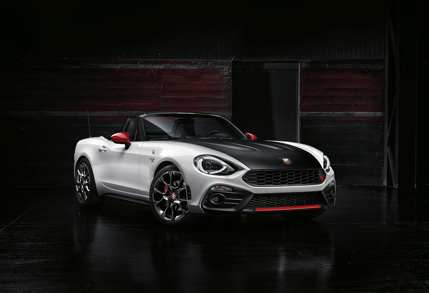 Jonathan Humphrey reviews the Abarth 124 Spider for Drive 1