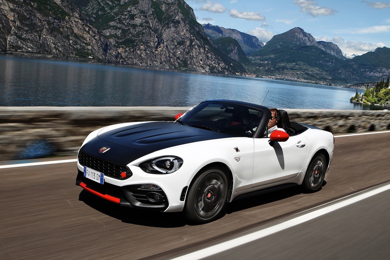 Jonathan Humphrey reviews the Abarth 124 Spider for Drive 7