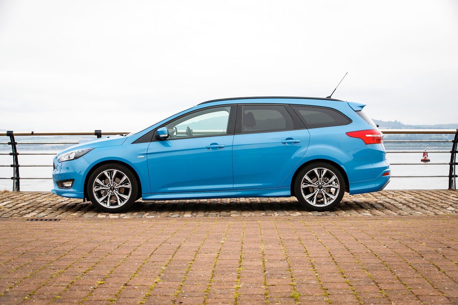 Neil Lyndon reviews the 2017 Ford Focus ST-Line Estate for Drive 2