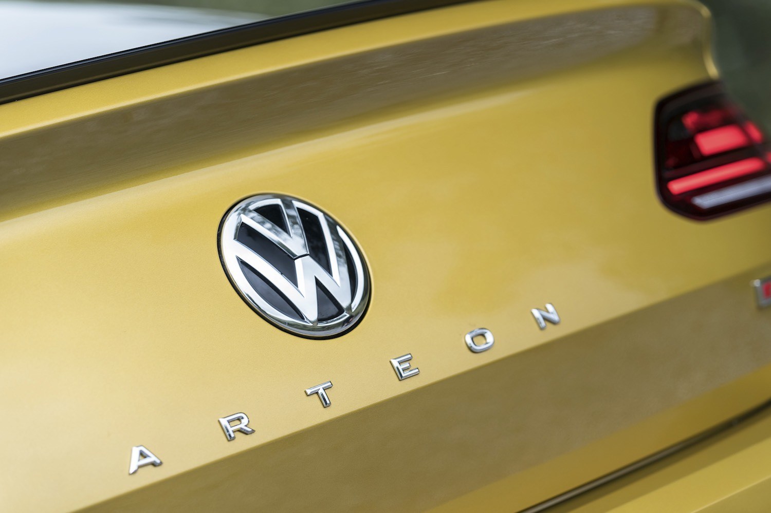 Neil Lyndon reviews the Volkswagen Arteon for Drive from the UK Launch 25