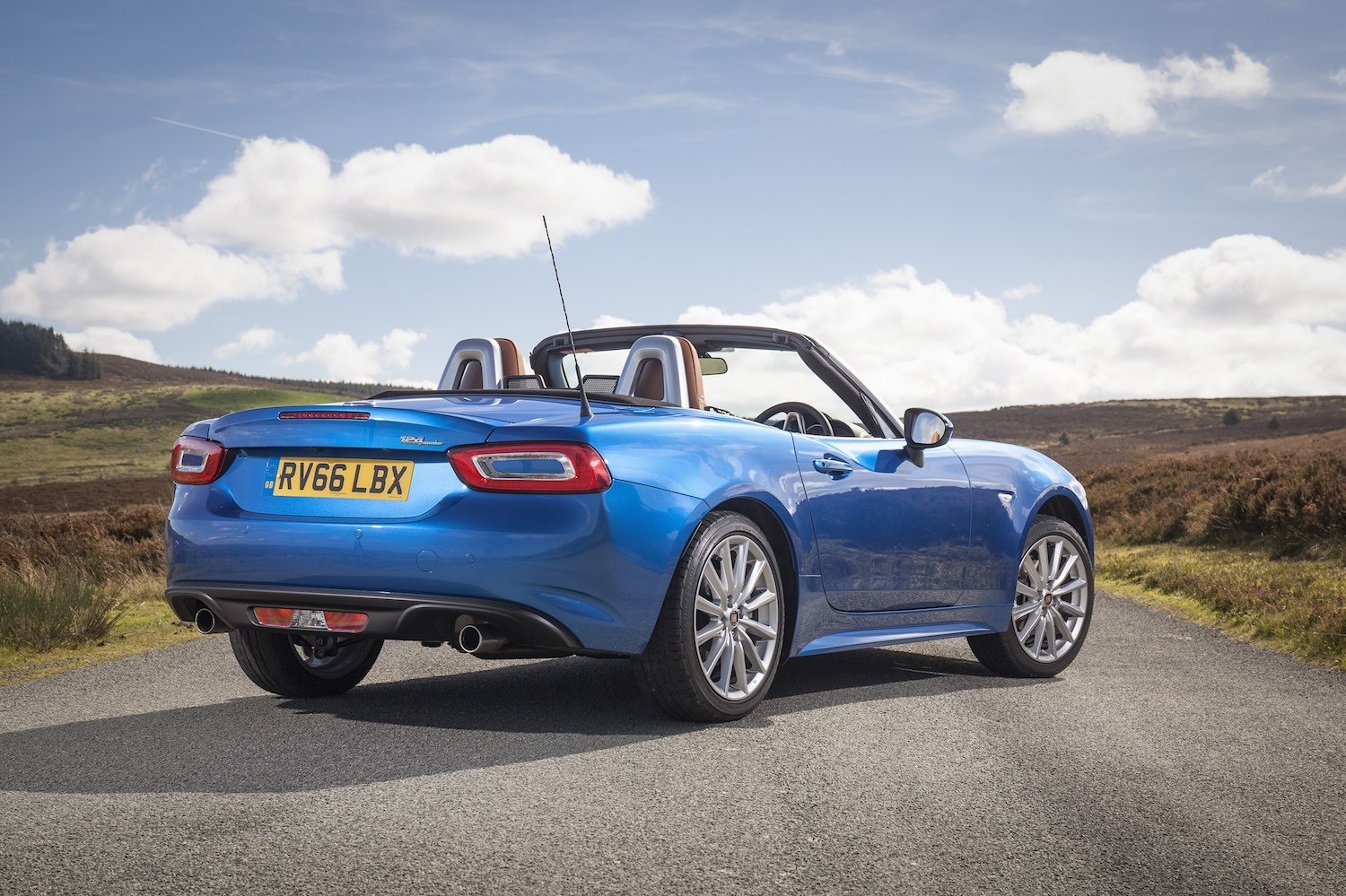 Neil Lyndon reviews the Fiat 124 Spider Lusso Plus for Drive 5
