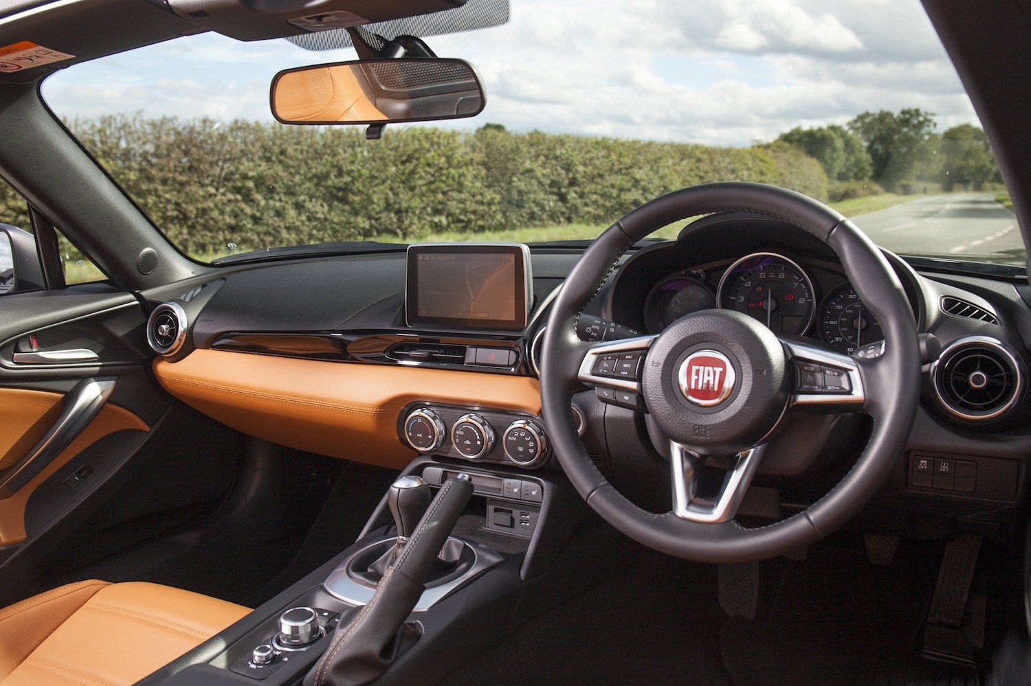 Neil Lyndon reviews the Fiat 124 Spider Lusso Plus for Drive 8