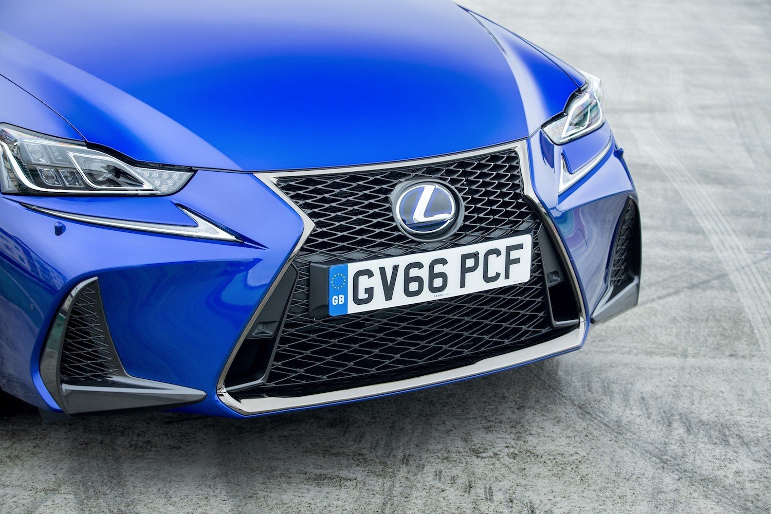 Neil Lyndon reviews the Lexus IS300h for Drive 9