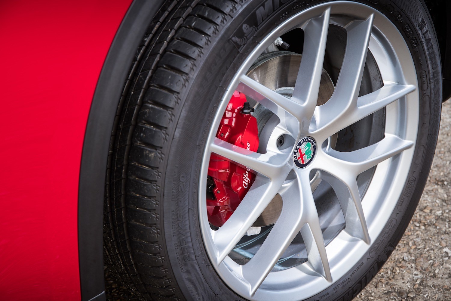Tom Scanlan reviews Alfa Romeo Stelvio for drive 8