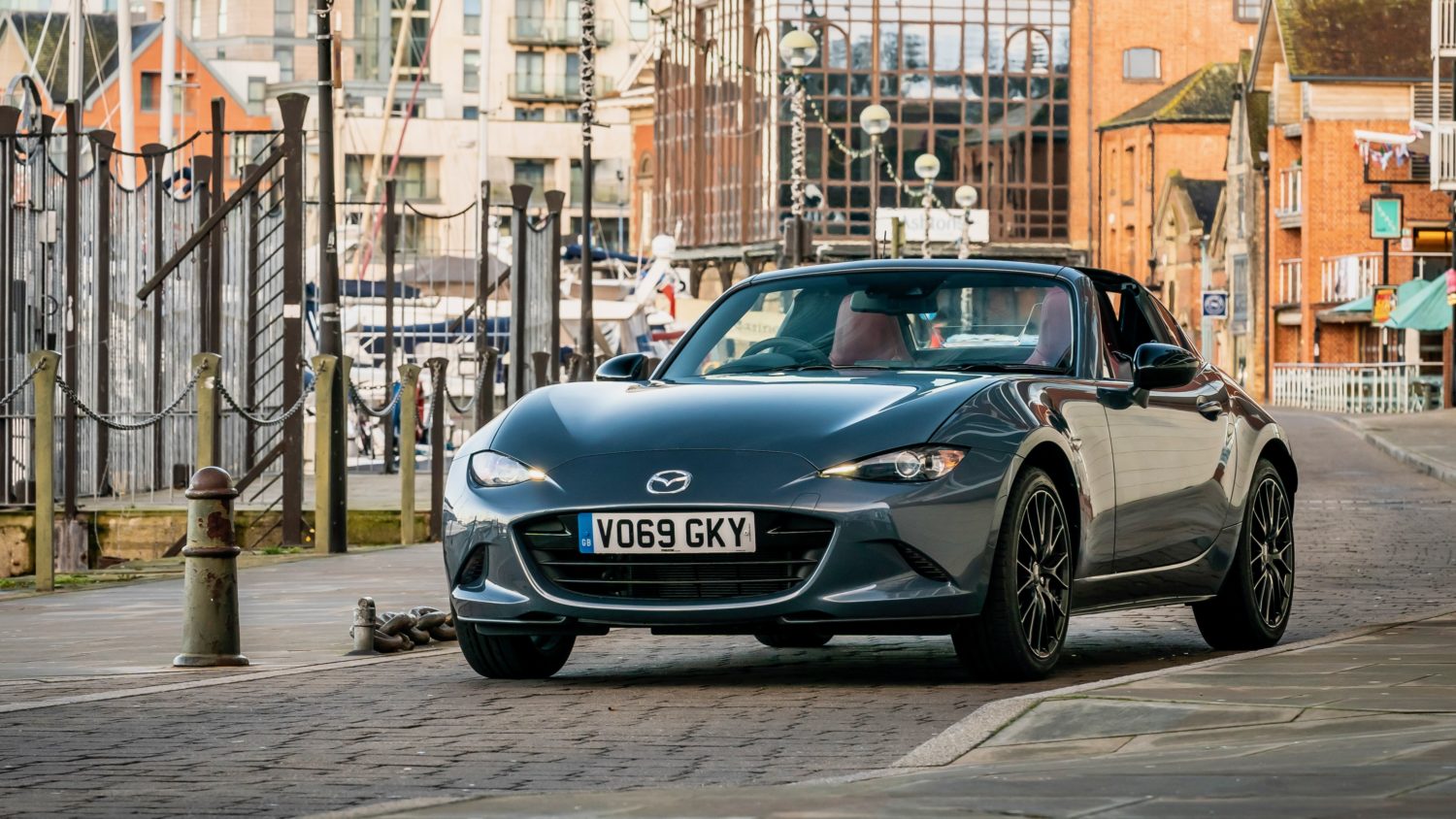 Mazda MX-5 RF, a sportscar to love
